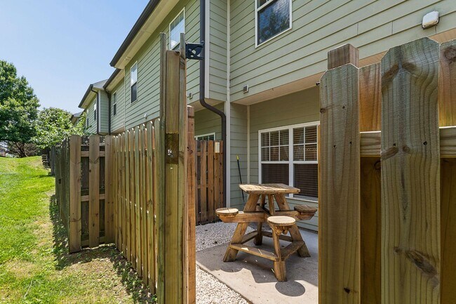 Building Photo - 553 Rosedale Ave