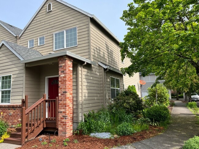 Building Photo - 2 Bed, 2 1/2 Bath townhome close to the Ri...