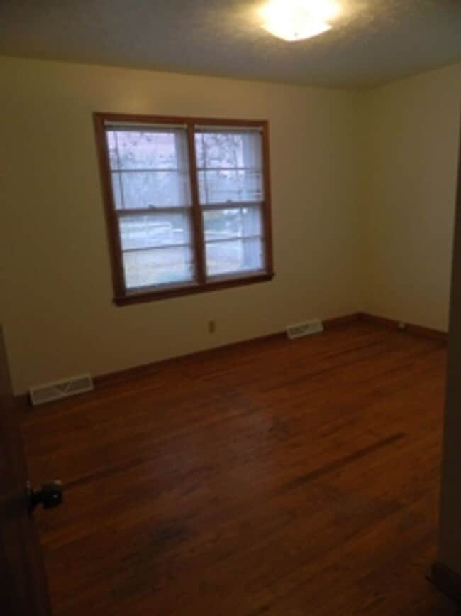 Building Photo - Spacious Ranch House off Old Forest Road