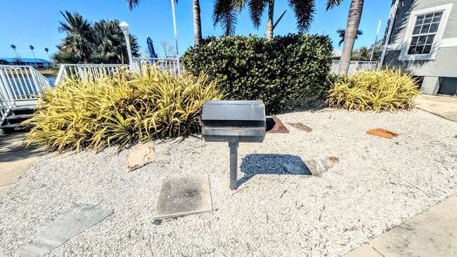 Building Photo - Seasonal/short term 2/2 vacation condo close to Anna Maria