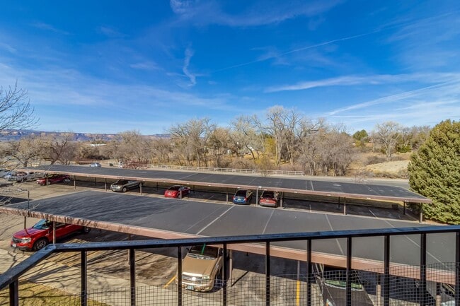 Building Photo - Bright & Spacious 1BD/1BA Top-Floor Unit with Stunning Views!