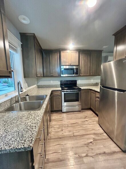 Kitchen - 206 N Shasta Ave