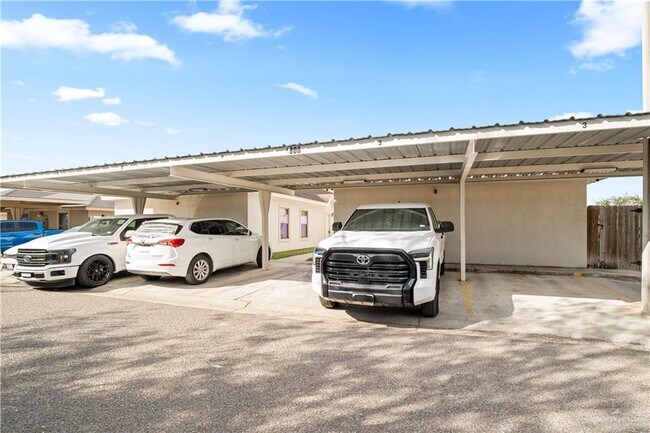 Building Photo - 18 N Ebony St