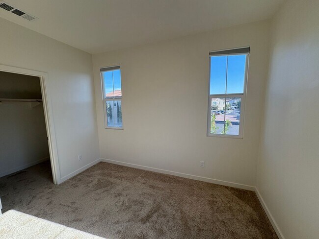 Building Photo - Spacious 3-Bedroom Townhome with Garage and Solar