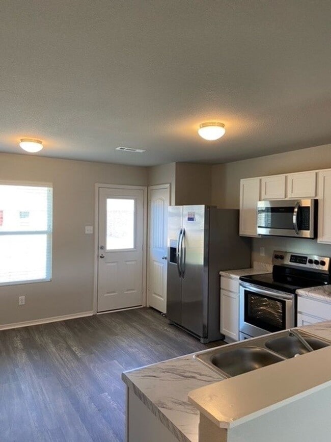 Building Photo - *NOW PRELEASING* Comfortable Three Bedroom | Two Bath Home in Conrad Court