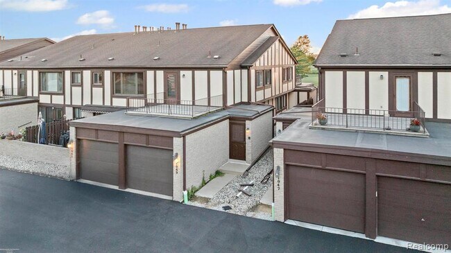 Building Photo - 1049 Country Club Dr