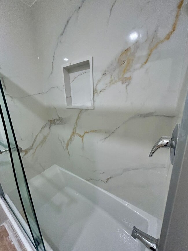 Building Photo - Updated townhome in the heart of Fremont