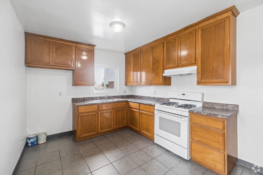 2BR, 1BA - 855SF - Kitchen - R02-130-MF