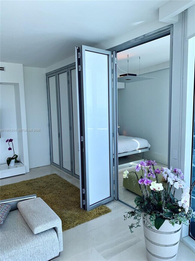 Building Photo - 100 South Pointe Dr