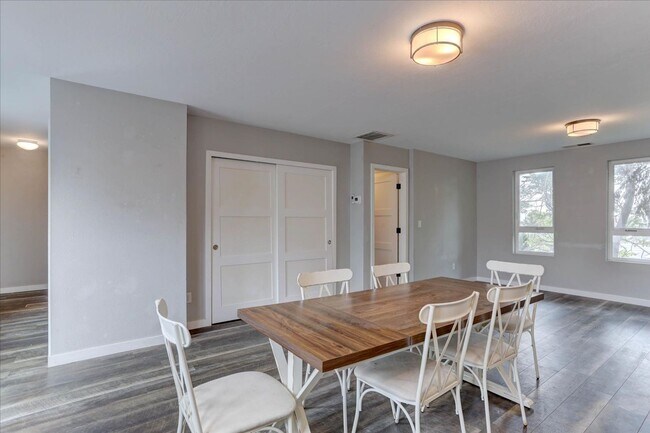 Building Photo - Smashing CU Campus 3bed/2bath/Top Floor Unit