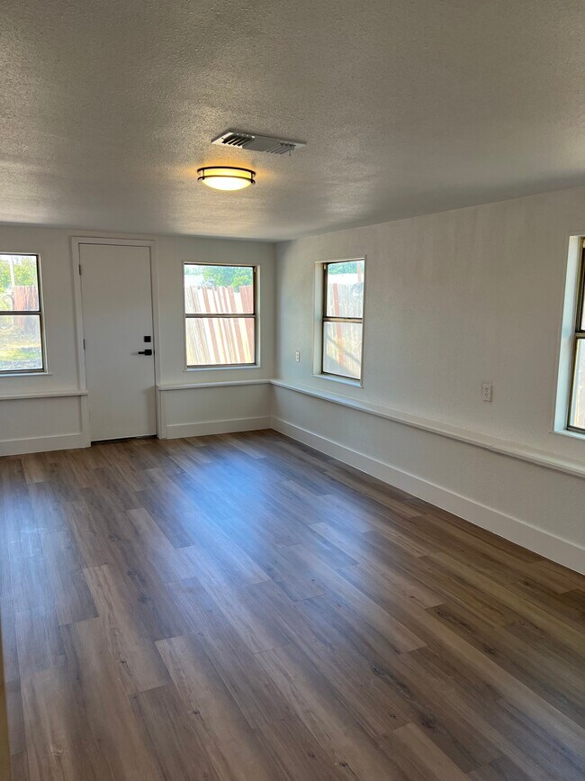 Building Photo - 3302 Canton St