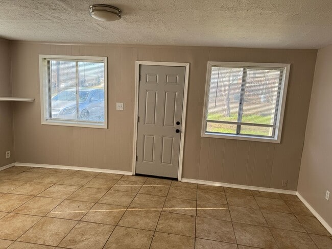 Building Photo - Enjoy living outside of town!
