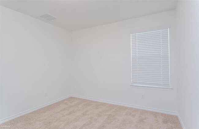 Building Photo - This spacious 4-bed/3-bath two-story renta...