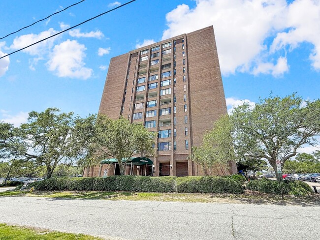 Building Photo - Downtown Charleston Living with Stunning Views