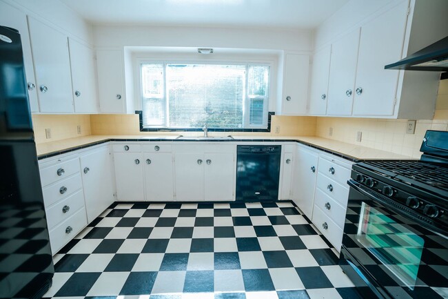 Building Photo - 1911 H St