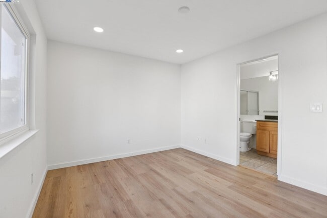 Building Photo - 2039 Alexander Ct