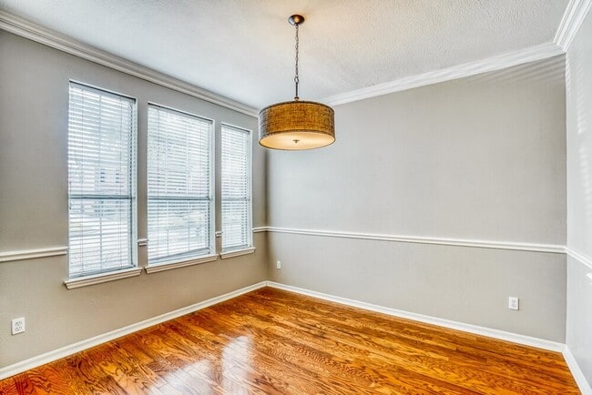 Building Photo - 3931 Echo Mountain Dr