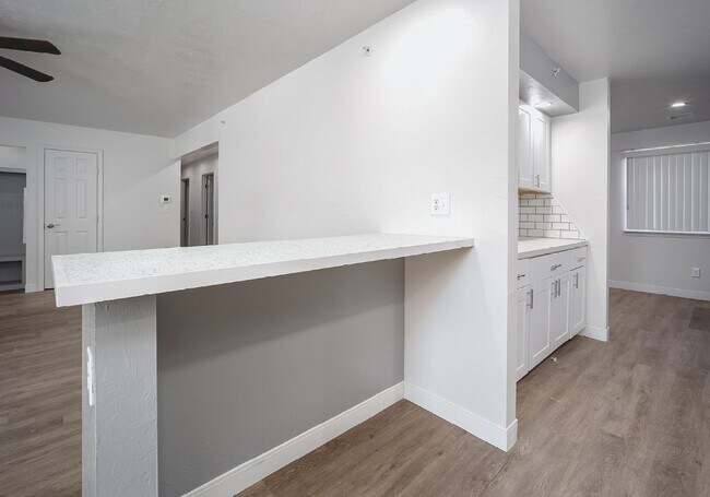 Building Photo - * $500 OFF MOVE IN COSTS * Recently renovated 2 bedroom apartment *