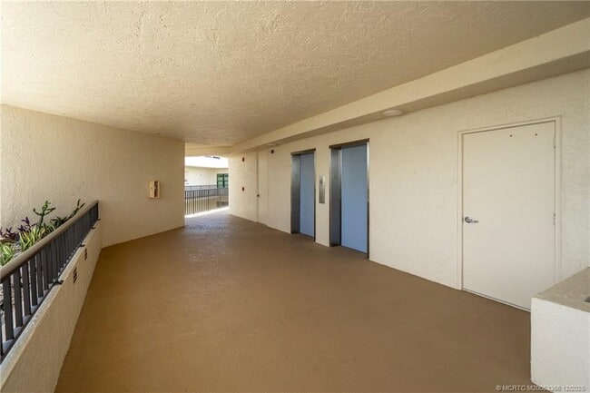 Building Photo - 221 NE Plantation Rd