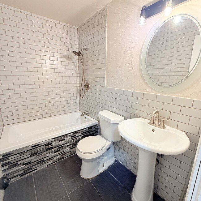 Building Photo - 4004 SE 25th St