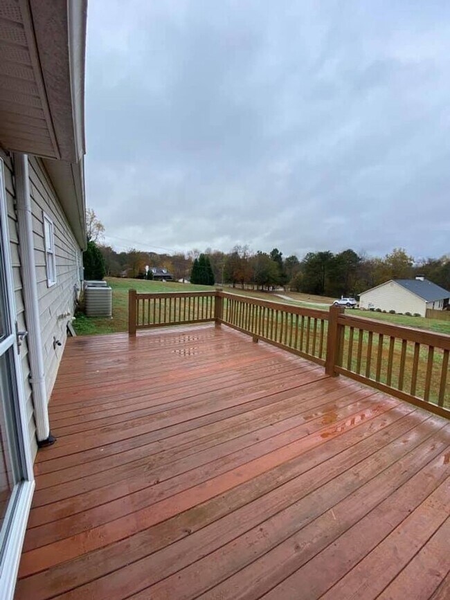 Building Photo - 3 Bed Home with 4 Car Garage!