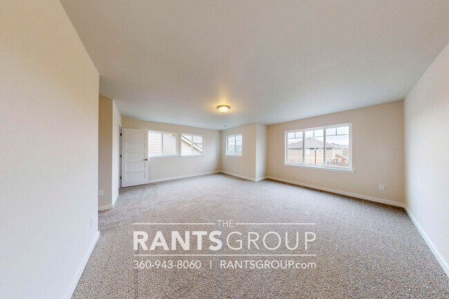 Building Photo - Beautiful Home! Easy JBLM Commute!