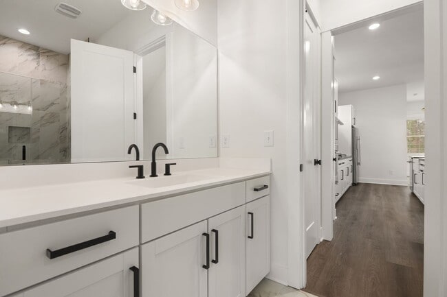 Building Photo - Gorgeous 4-bedroom, 4-bathroom Modern Home Durham, NC