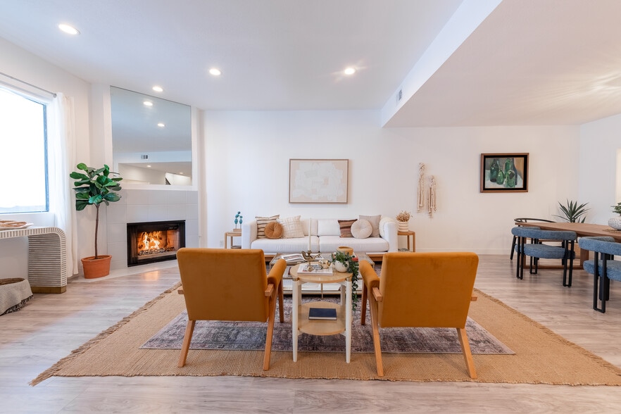 Living Room - 839 Larrabee St