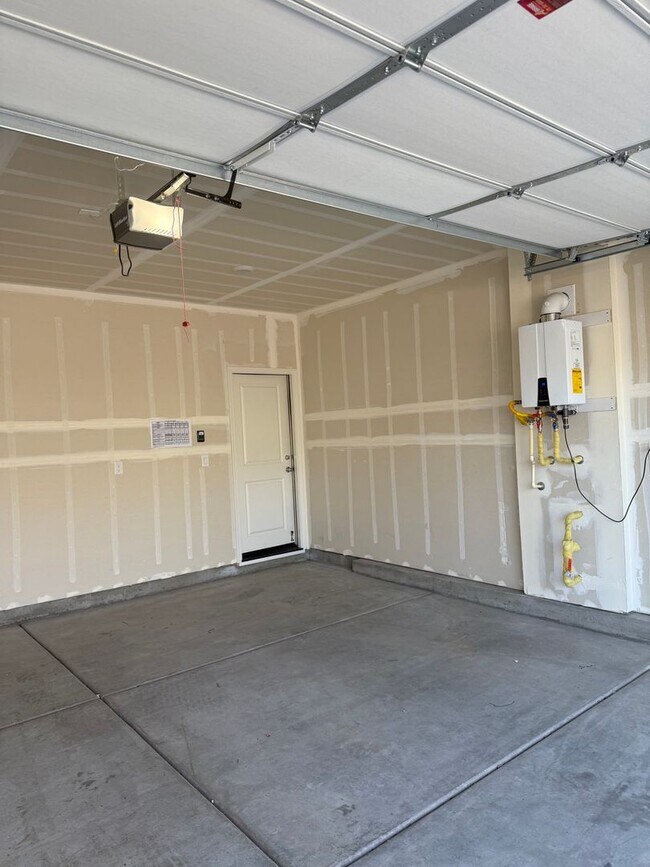 Building Photo - Move in Special!!  Half off the First Month!