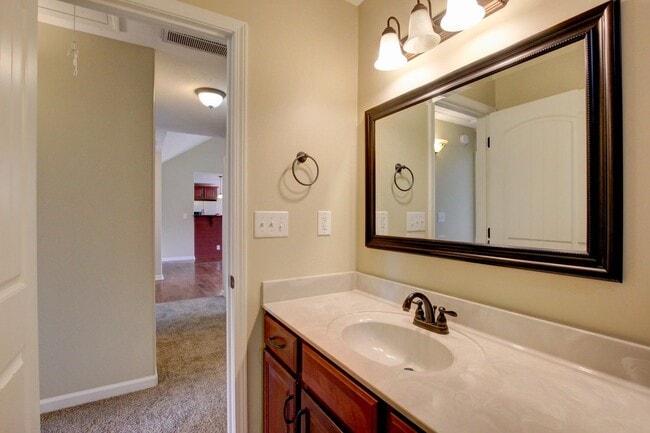 Building Photo - Sweet 3 bed 2 bath clost to post and I-24.