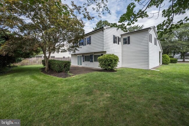 Building Photo - 1717 Country Club Dr