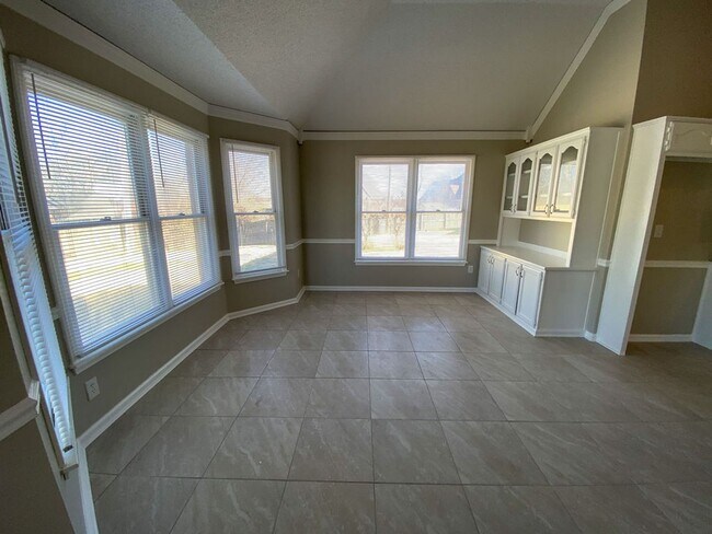 Building Photo - 4 bed, 2 bath in Cordova with ss appliance...