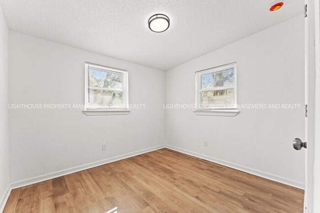 Building Photo - Renovated 2BR/1BA Duplex with Front Porch