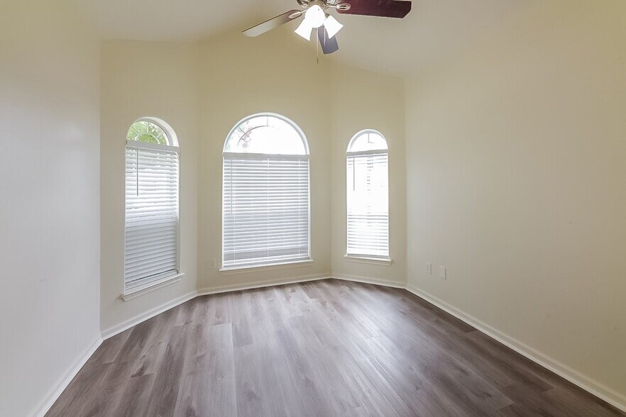 Building Photo - 6115 Oak Bay Dr