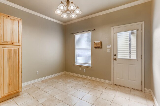 Building Photo - 2113 Thrasher Ln