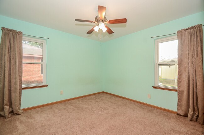 Building Photo - 142 Victoria Dr