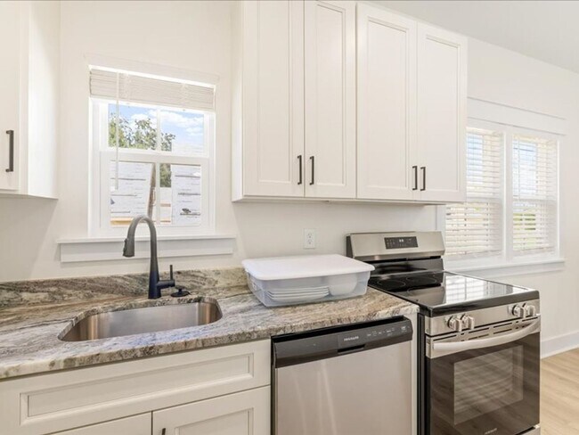 Building Photo - A great place to stay that is a nice and cozy cottage in the great neighborhood of Southwood