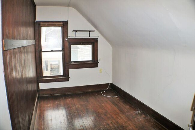 Building Photo - $900 | 1 BD RM, 1 Bath Apartment | Utiliti...