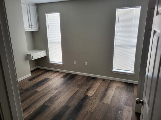 Building Photo - 1831 SG