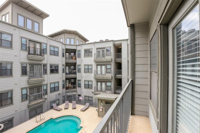 Building Photo - 2502 Leon St