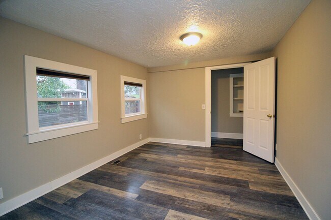 Building Photo - 5325 N Fessenden St