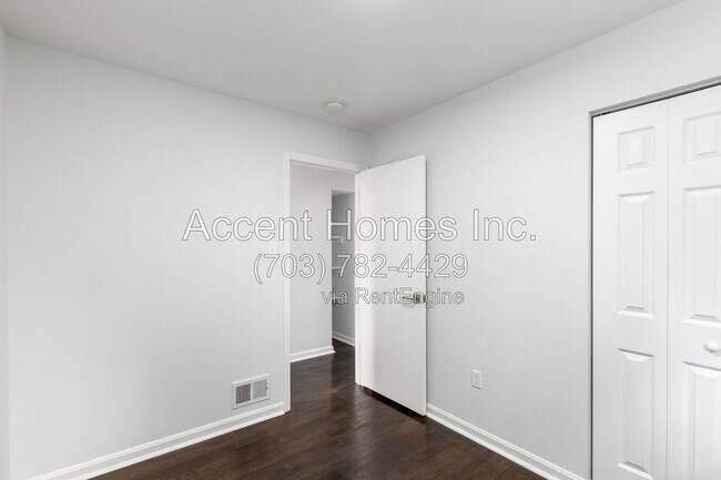 Building Photo - 8613 Kenilworth Dr