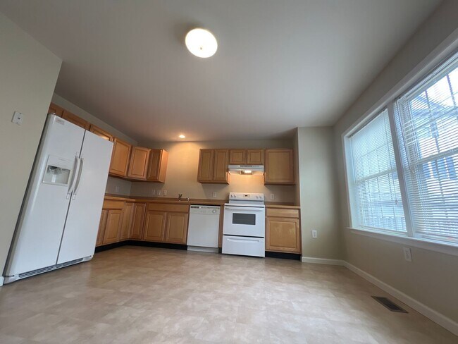 Building Photo - 4 Pineview Pl