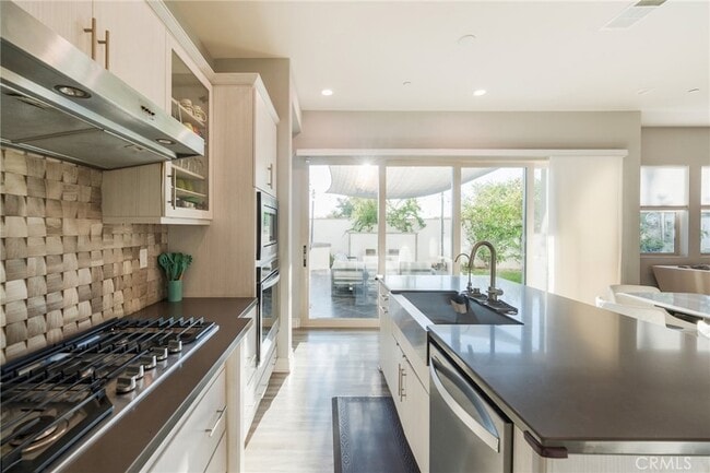 Building Photo - 102 Spectacle