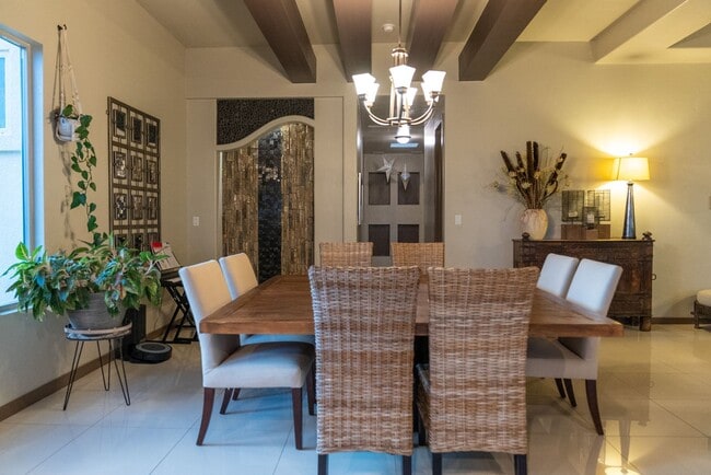 Building Photo - Stunning 4 bedroom, 2,5 bath home in West ...