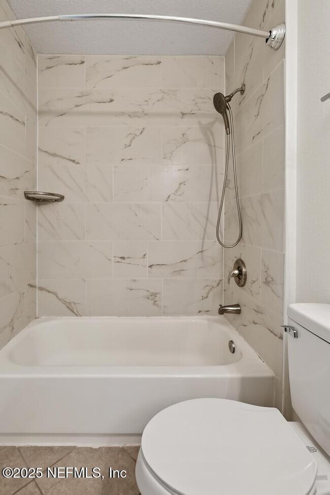 Building Photo - 411 Walnut Dr