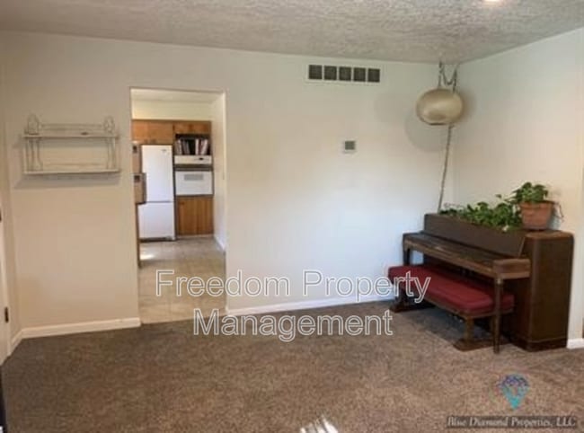 Building Photo - 2821 N Weaver Cir