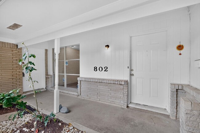 Building Photo - 802 Wisteria Way