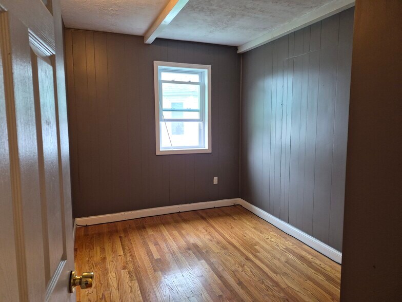 Small bedroom - 9 Derne St