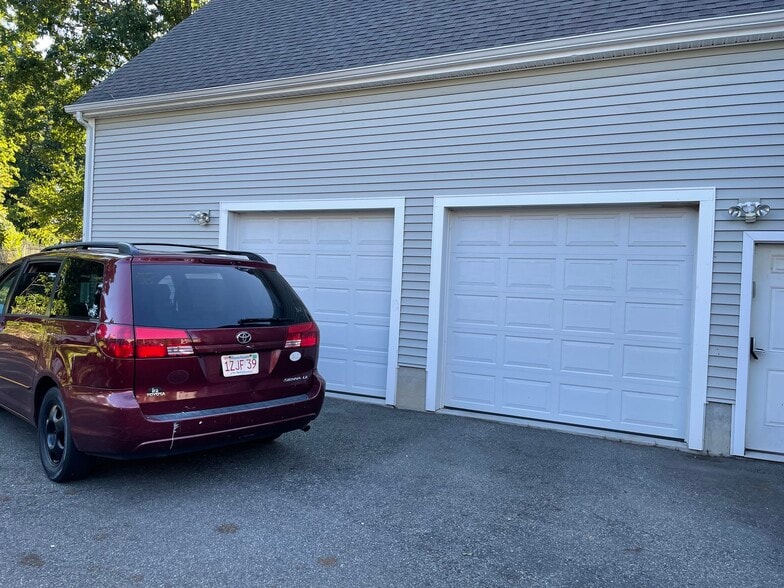 1 car garage - 19 School St